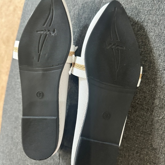 Women's White Pointed Toe Slip-On Flats with Tan Trim Never Worn - Picture 5 of 5